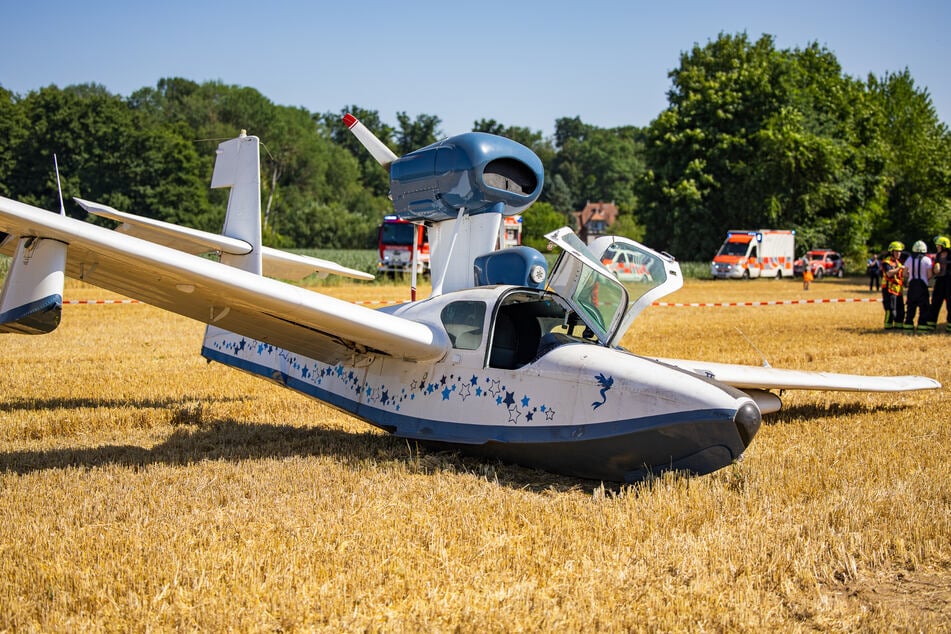 Das Flugzeug konnte in einem Feld notlanden. Beide Insassen wurden bei dem ruppigen Aufprall verletzt.