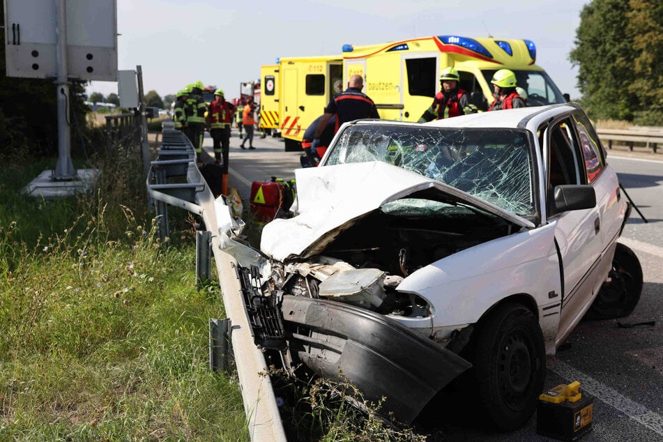 Unfall A4: Opel und Ford kollidieren heftig auf A4: Vollsperrung Richtung Görlitz