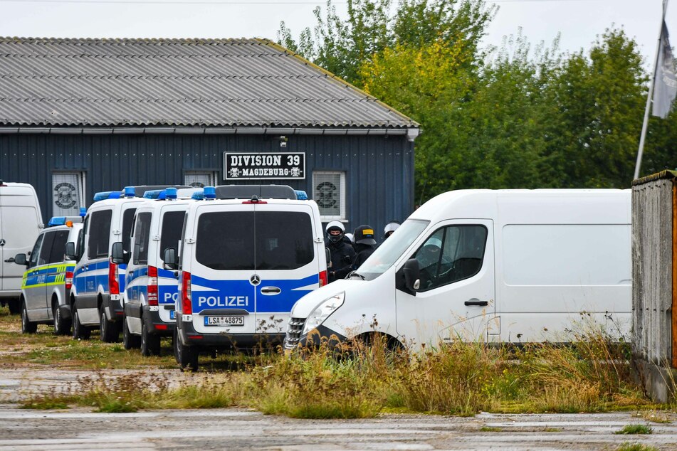 Rund 140 Beamte waren am Samstag auf dem Gelände eines Magdeburger Motorradclubs im Einsatz.