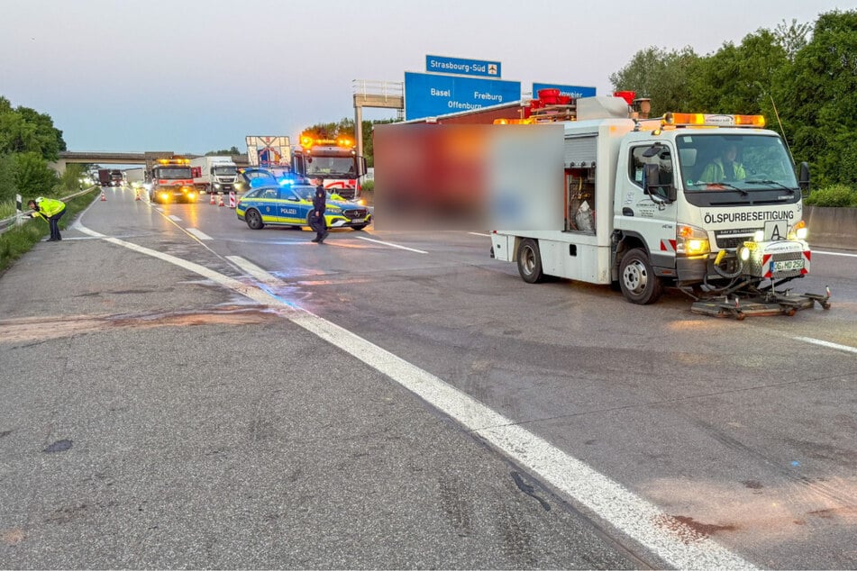 Wegen der Bergungsmaßnahmen musste die A5 zeitweise voll gesperrt werden.