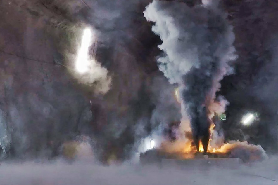 Ein Batteriemodul eines Elektroautos entwickelt beim Brand große Mengen von Ruß, in dem sich giftige Metalloxide befinden.