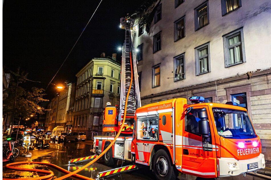 Stuttgart: Hilferufe aus brennendem Wohnhaus: Feuerwehr rettet festsitzende Bewohner!