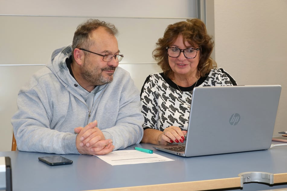 Im Kurs steht Kursleiterin Jacqueline Haase (63, r.) Henri (51) beratend und helfend zur Seite.