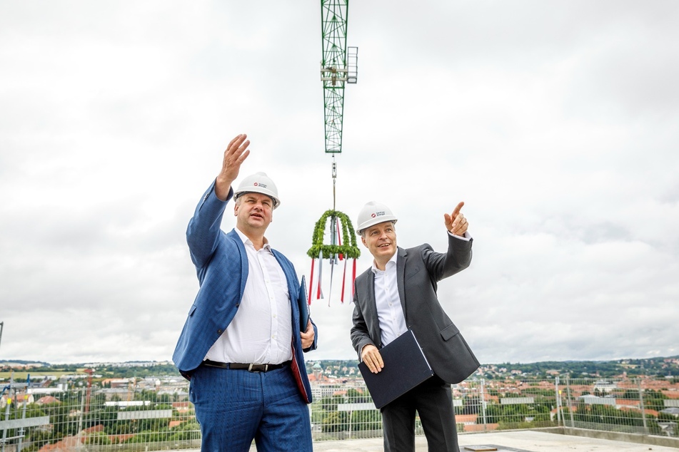 OB Dirk Hilbert (49, l.) und SachsenEnergie-Chef Frank Brinkmann (54) beim Richtfest.