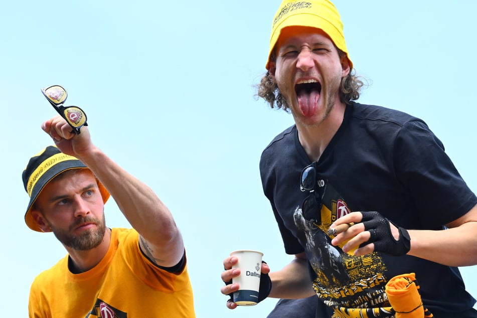Die SGD ist wieder da! Feierten ausgelassen die Rückkehr in das Fußball-Unterhaus: Lars Bünning (27, l.) und Vinko Šapina (29).