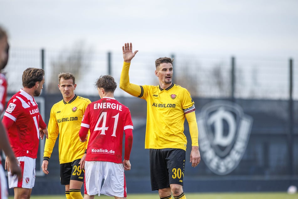 Gegen Energie Cottbus war Kapitän Stefan Kutschke (37, r.) schon wieder dabei, am Freitag in Bochum wird er auch an Bord sein.