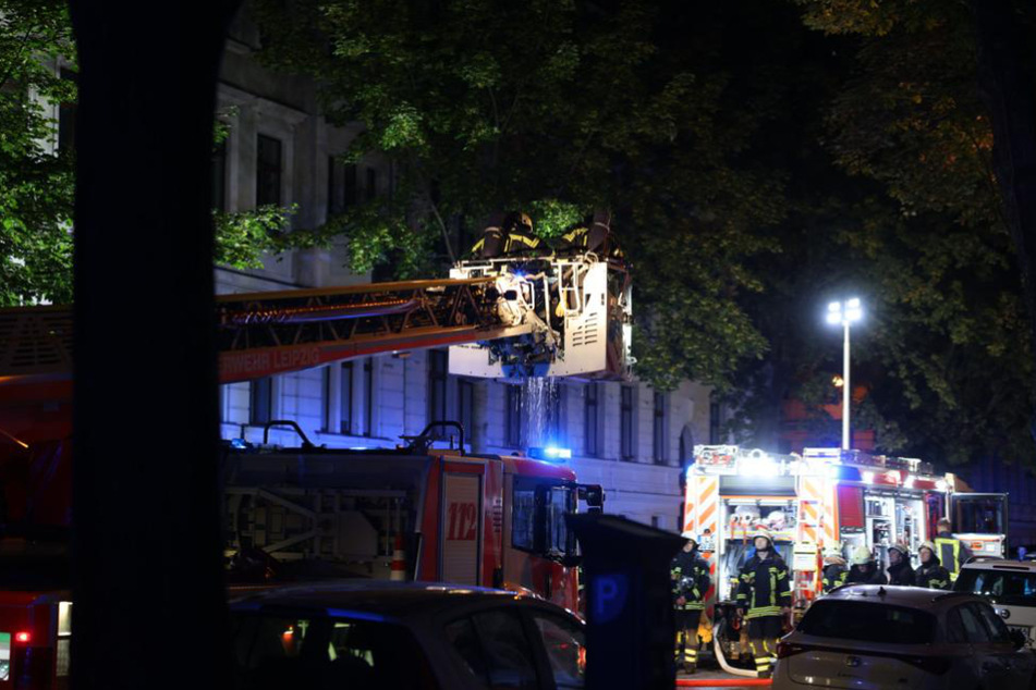 Mehrere Kräfte der Feuerwehr waren wegen des Brandes in der Tschaikowskistraße im Einsatz.