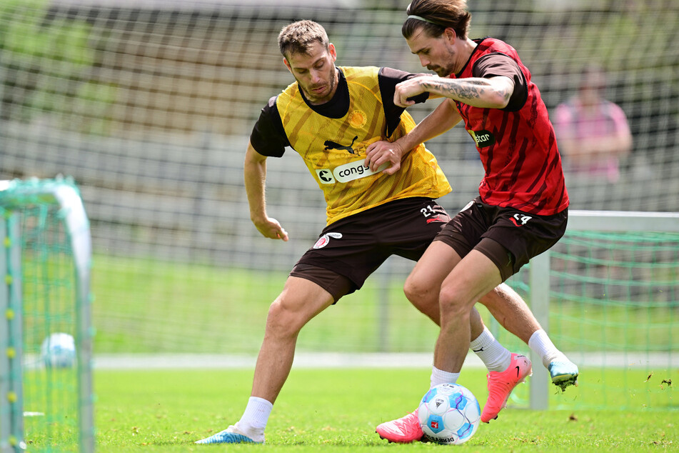 Connor Metcalfe (r) und Lars Ritzka in einem intensiven Duell.