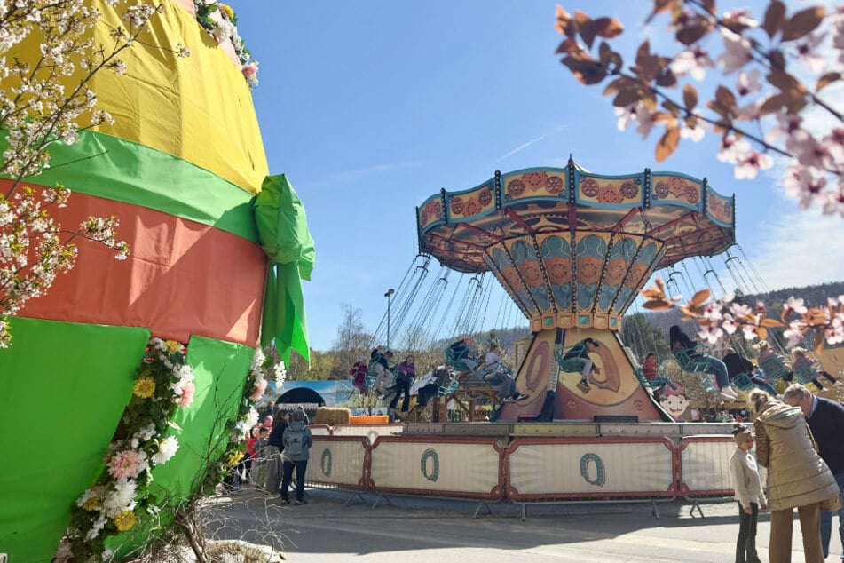 Unglaublich: Das XXL-Ei ist sechs Meter hoch.