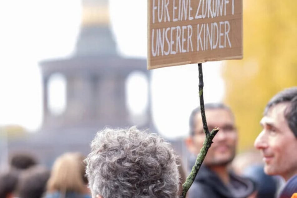 In Berlin versammeln sich Menschen, um für eine andere Klimapolitik zu demonstrieren.