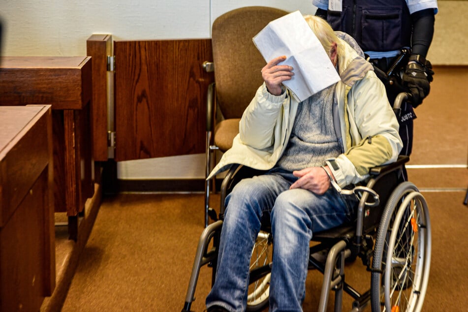 Pfleger soll Patientin (81) vergewaltigt haben: Tränenreiche Entschuldigung vor Gericht