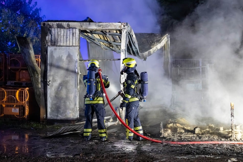 Die Einsatzkräfte konnten den Brand löschen, der Container wurde trotzdem zerstört.