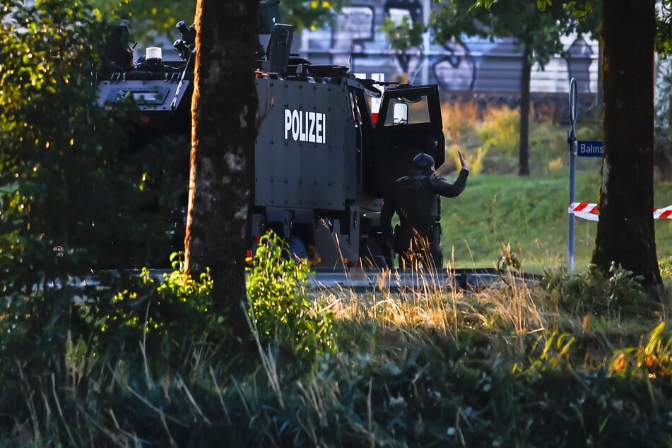 Schwer bewaffnete Einsatzkräfte sind rund um den Veranstaltungsort im Einsatz.
