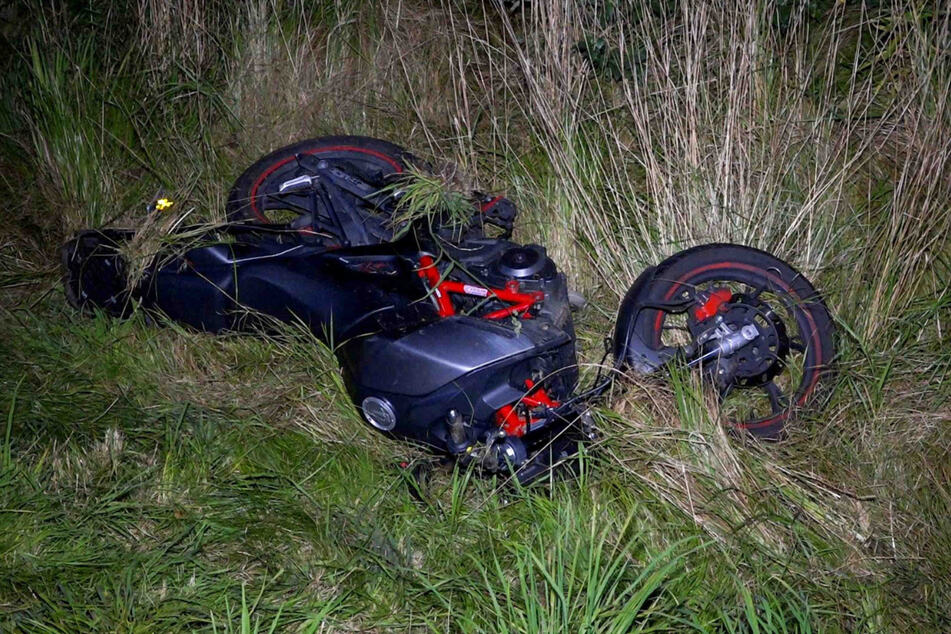 Das Motorrad kam von der Fahrbahn ab und landete im Straßengraben.