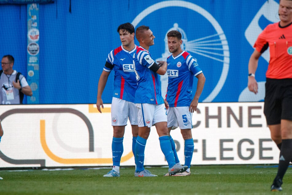 Luxusprobleme bei Hansa: Seit der Systemumstellung ist nur noch für einen der zwei Innenverteidiger aus Ahmet Gürleyen (26, 1.v.l.) und Franz Pfanne (30, 1.v.r.) Platz.