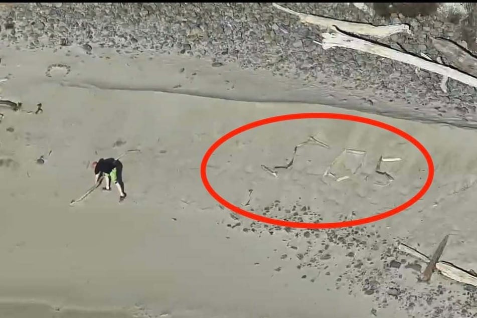 Die Gestrandeten legten mittels Stöcken ein "SOS"-Zeichen in den Sand.