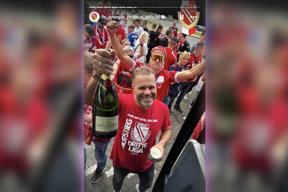 Siegestrunken und überglücklich: Energie-Präsident Sebastian Lemke (40) auf einer Raststätte mit Energie-Fans. Mit Brille im Hintergrund: Cottbus-Spieler Phil Halbauer (25).