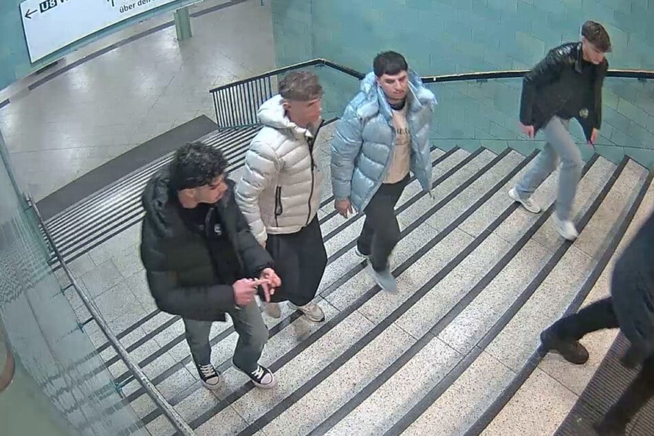 Die Polizei sucht diese vier unbekannten jungen Männer.