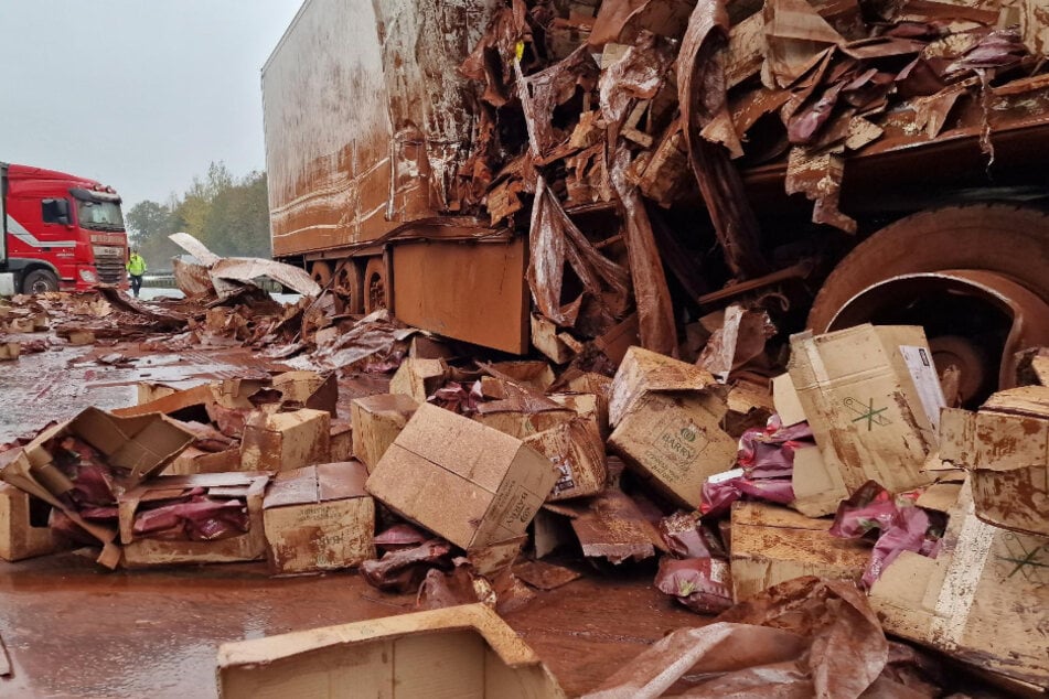 Am Mittwoch ist ein Lkw auf der A1 bei Osnabrück nach einem Unfall aufgerissen. Sein geladenes Kakaopulver verteilte sich überall und sorgte für Chaos.