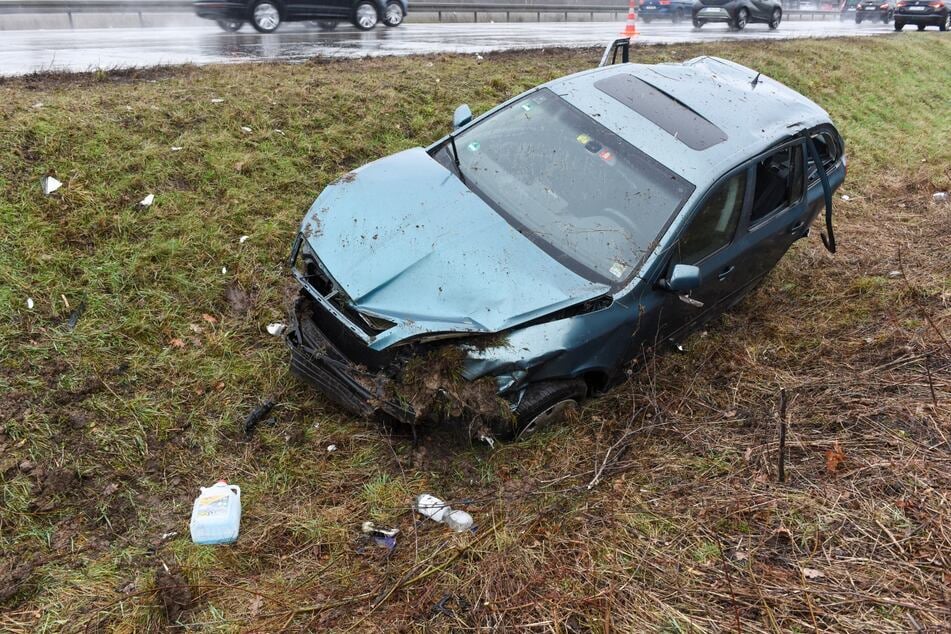 Nach Informationen vom Ort des Geschehens war der Fahrer offenbar zu schnell unterwegs und verlor schließlich die Kontrolle über seinen Wagen.