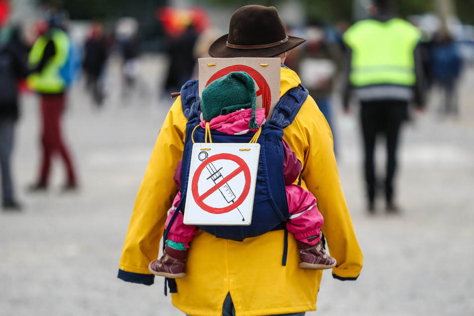 Die Stimmung ist während der Corona-Pandemie aggressiver geworden. Corona-Leugner und Impfgegner haben sich zunehmend radikalisiert. (Symbolbild)