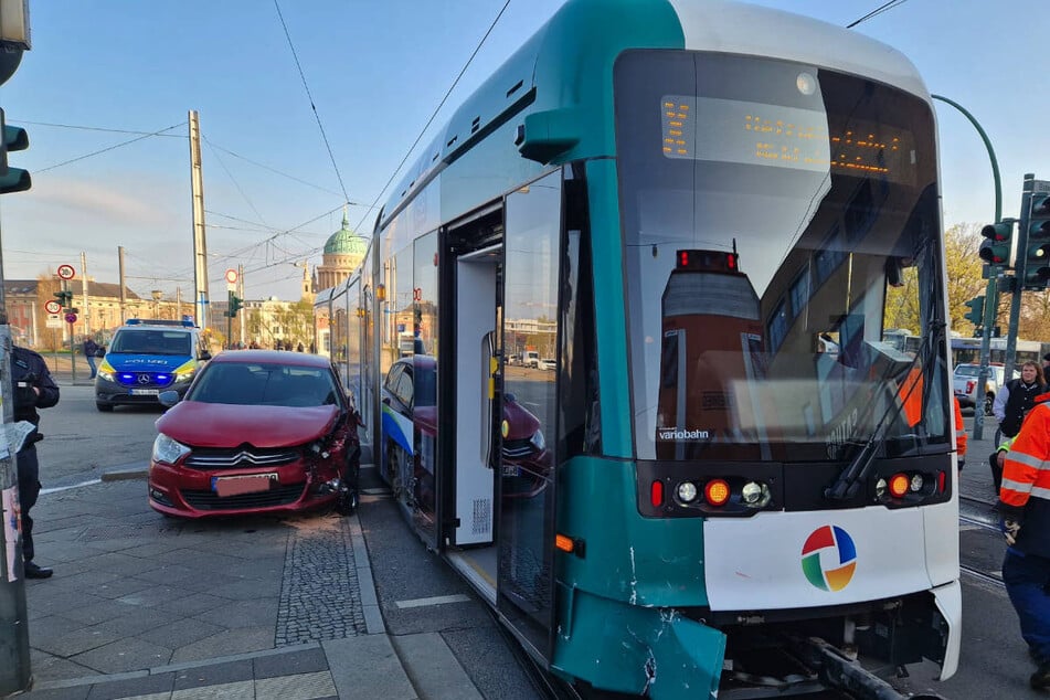 60-Jähriger bei Straßenbahn-Crash in Potsdam verletzt, Tram entgleist