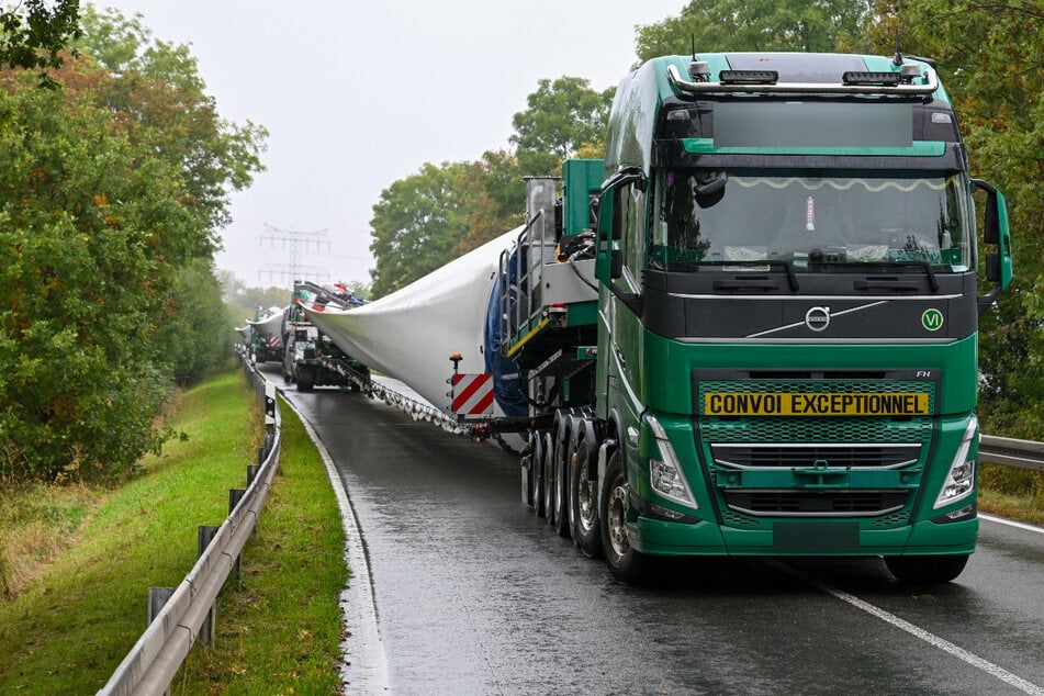 Drei Schwerlasttransporte, jeder knapp 92 Meter lang, stecken am Ortseingang von Groitzsch fest.