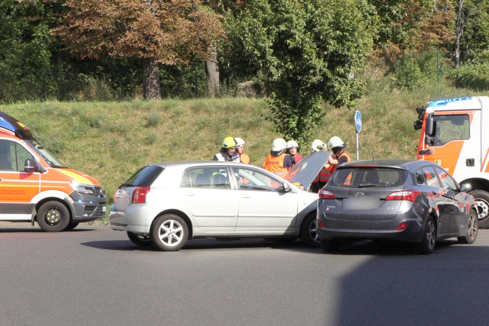 Beide Autos mussten abgeschleppt werden.