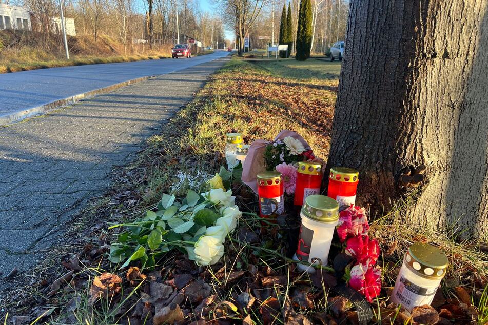 Blumen und Kerzen liegen der Stelle, an der Stoppa zu Tode kam.