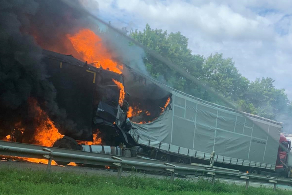 Der Lkw steht in Flammen.