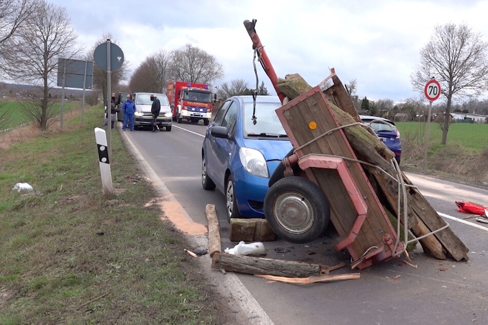 Anhänger löst sich bei der Fahrt: Ein Verletzter bei schwerem Unfall!