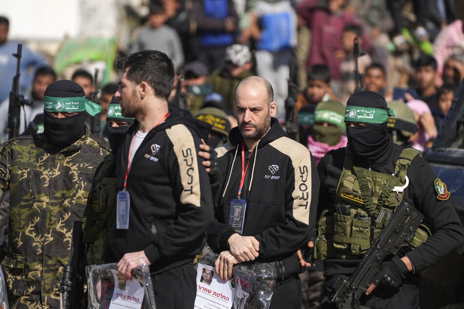 Die Geiseln Sagui Dekel Chen (l) und Iair Horn werden von Hamas-Kämpfern eskortiert.