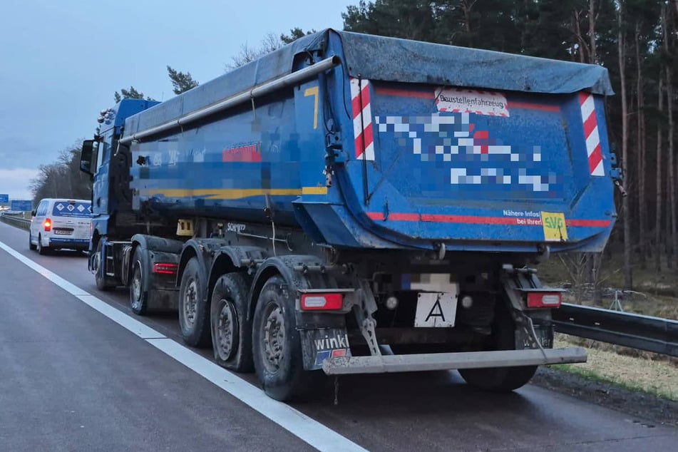 Die beiden Autos sind mit einem Kipplaster kollidiert.