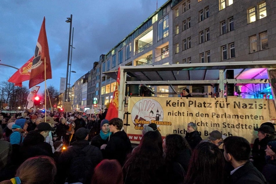 Mindestens 2000 bis 3000 Menschen nehmen an der Demonstration teil, so die Schätzung eines TAG24-Reporters vor Ort.