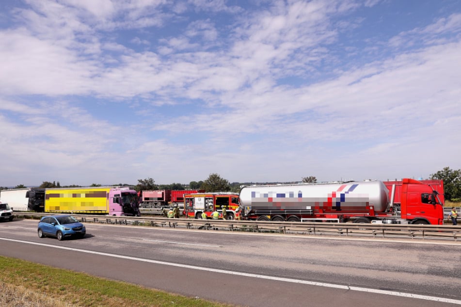 Auf der A4 sind drei LKW kollidiert.