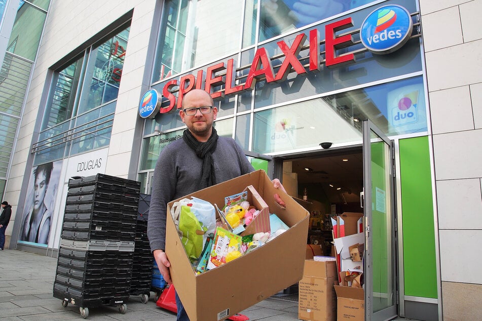 Kiste um Kiste: "Spielaxie"-Chef Daniel Dorner (46) räumt schweren Herzens das Feld.