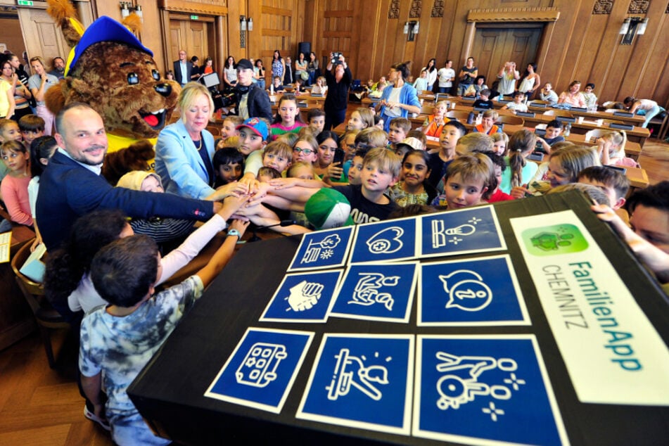 Michael Schirmer (44, left) and Bürgermeisterin Dagmar Ruscheinsky (65, part) schalteten with children who are free.