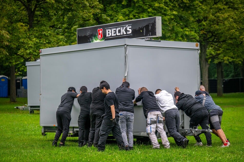 Insgesamt zehn Getränkewagen wird's am Mittwoch geben. Die Helfer schieben einen Stand auf die richtige Position.