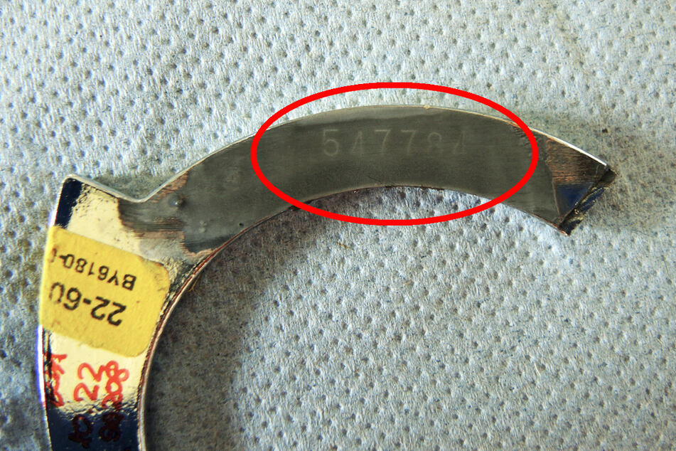 Die sechsstellige Nummer auf den Handschellen konnte von den LKA-Spezialisten wieder sichtbar gemacht werden.