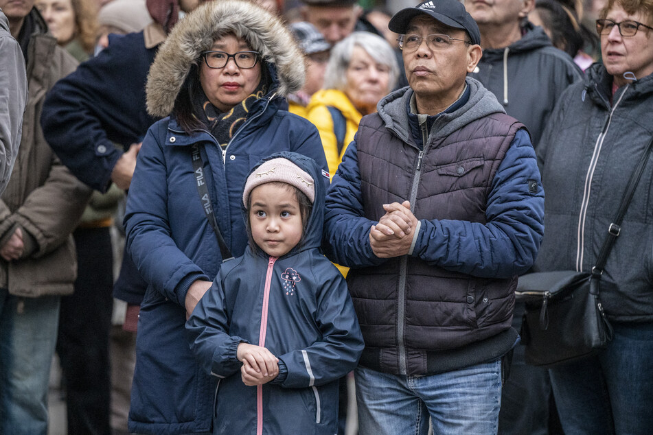 Etliche Menschen demonstrierten bereits in Chemnitz für das Bleiberecht von Pham Phi Son (65), Hoa Nguyen (l.) und ihre Tochter Emilia.