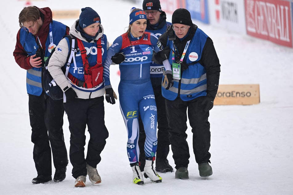 Völlig erschöpft und schleppte sich Jasmi Joensuu (28, M.) am Samstag ins Ziel. Ihre Laune war aber schon vor dem Teamsprint im Keller.