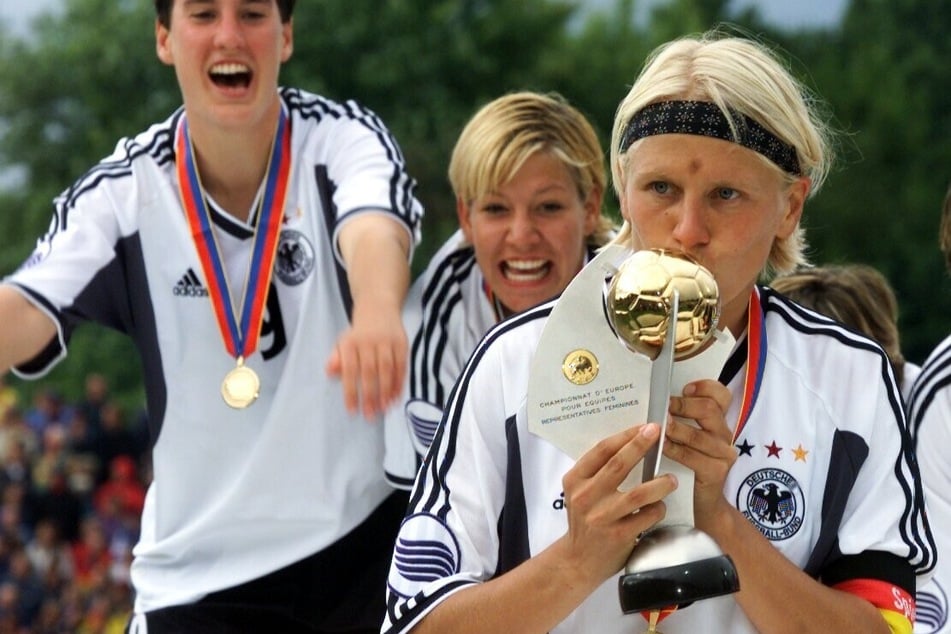 Doris Fitschen (r.) feierte 2001 den DFB-Gewinn der Europameisterschaft.