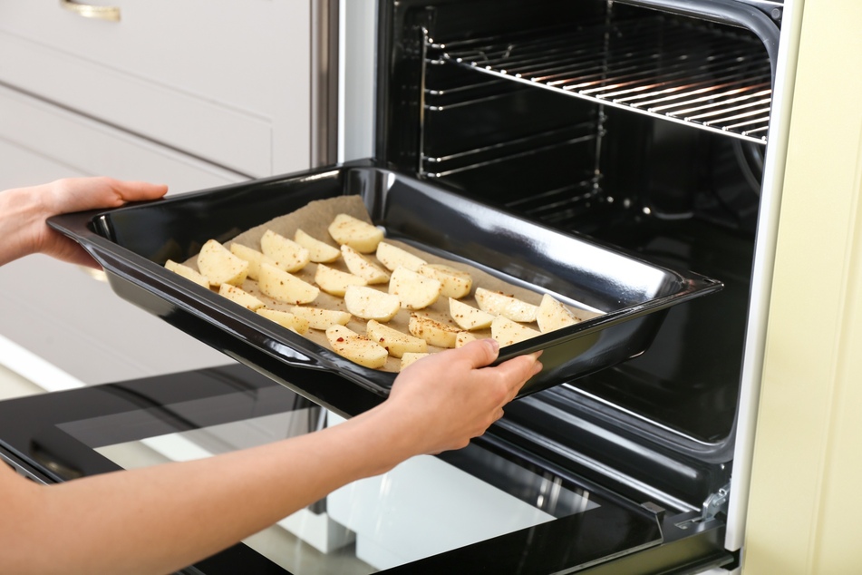 Oft kann bei der Zubereitung von Pizza, Kartoffeln und vielen anderen Speisen auf das Vorheizen verzichtet und Strom gespart werden.