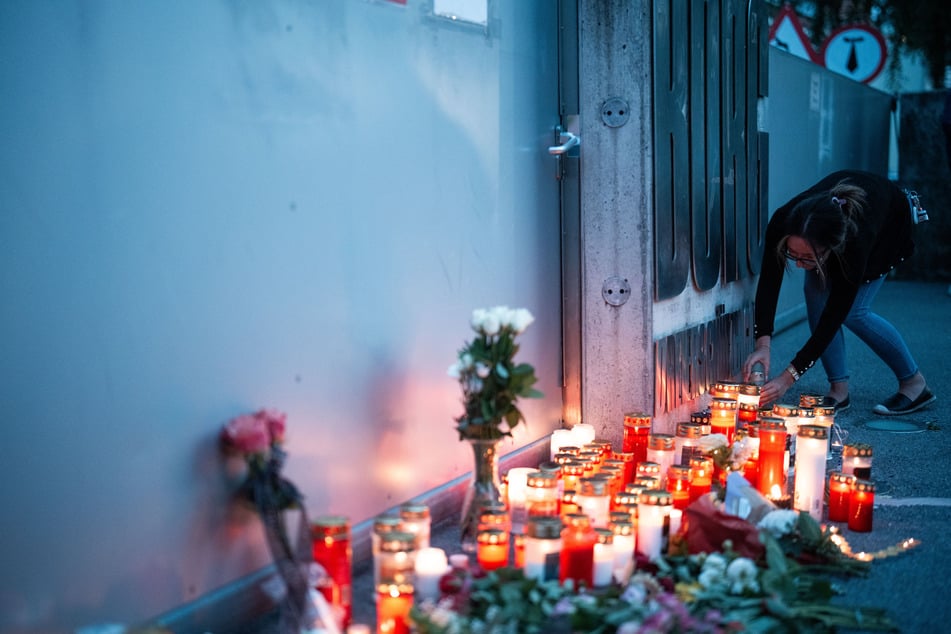 Nach dem Amoklauf an einer Schule in Graz gedenkt das Land mit einer Trauerminute der Opfer. Und weiter fehlen Antworten auf wichtige Fragen.