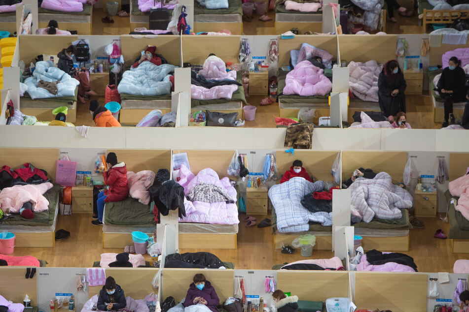 Patienten, die mit sich mit dem Coronavirus infiziert haben, sind in einem provisorischen Krankenhaus in Wuhan Anfang des Jahres.