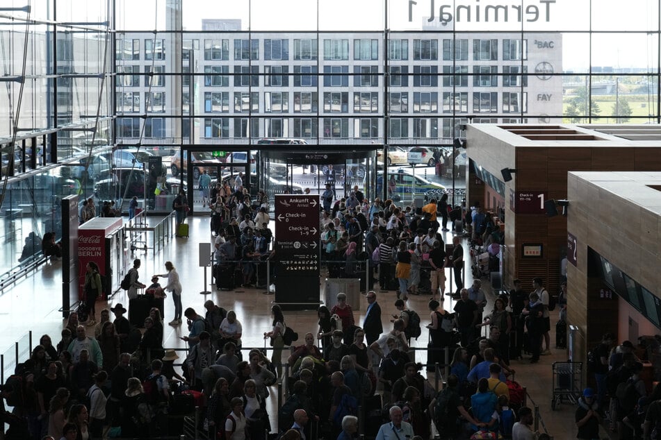 Am Flughafen BER dürfte es am Montag zu zahlreichen Ausfällen kommen.