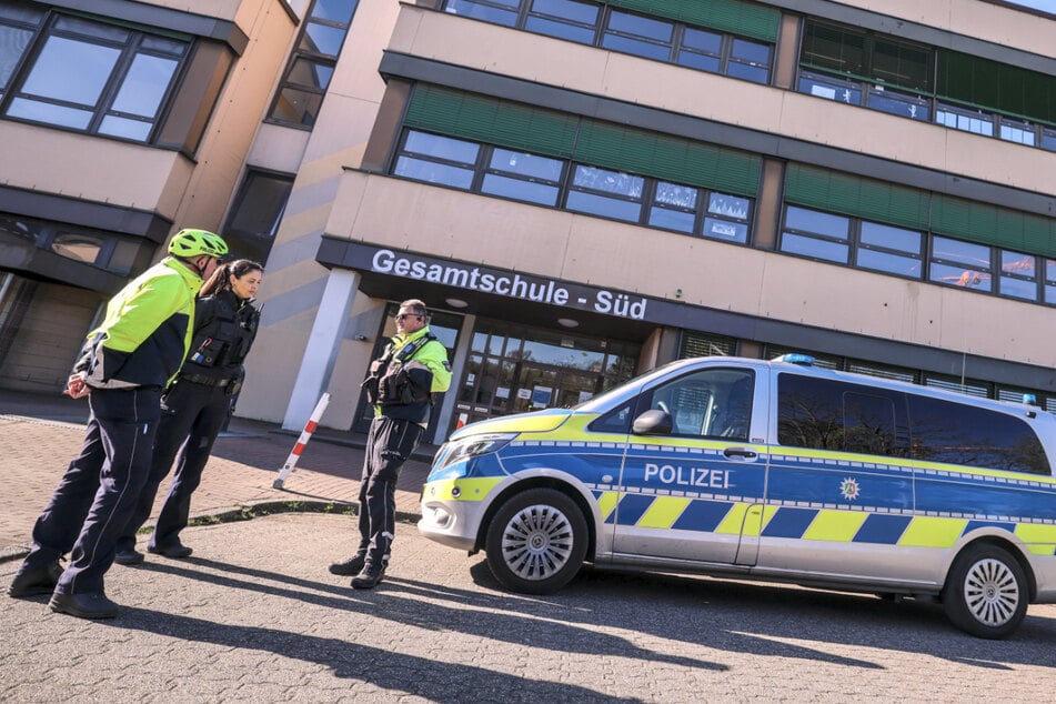 Schulschließungen nach rechtsradikalen Drohschreiben: Staatsschutz sucht Verfasser
