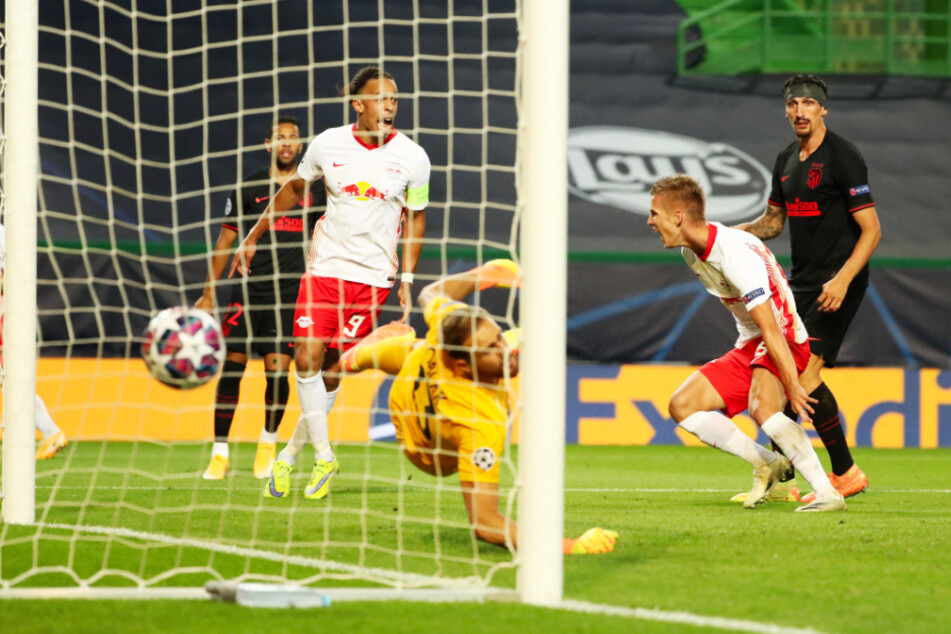 Dani Olmo (2.v.r.) brachte RB Leipzig gegen Atlético Madrid mit 1:0 in Führung.
