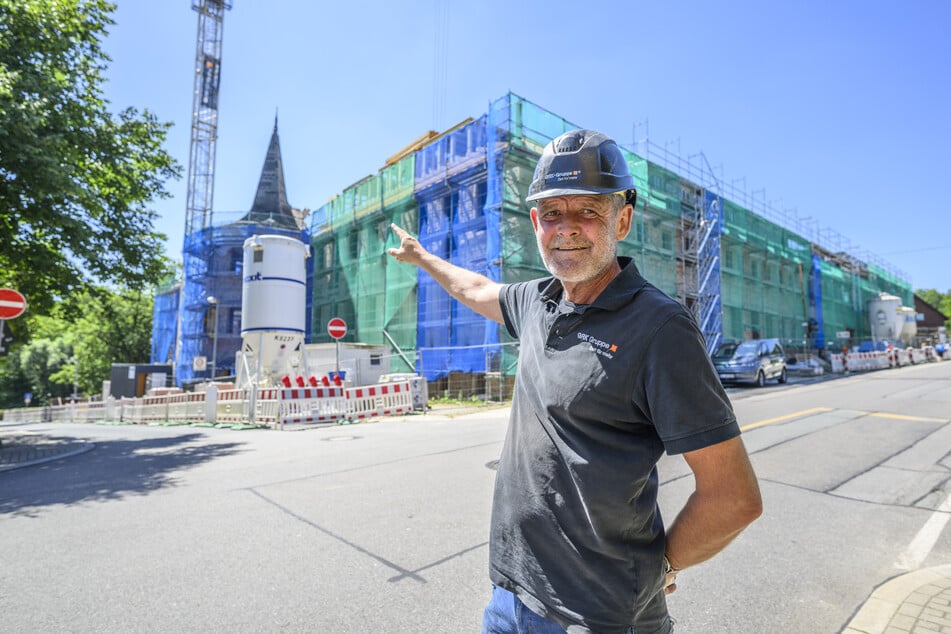 Bauleiter Christoph Schmidt (59) zeigt auf das eingerüstete, denkmalgeschützte Gebäude.