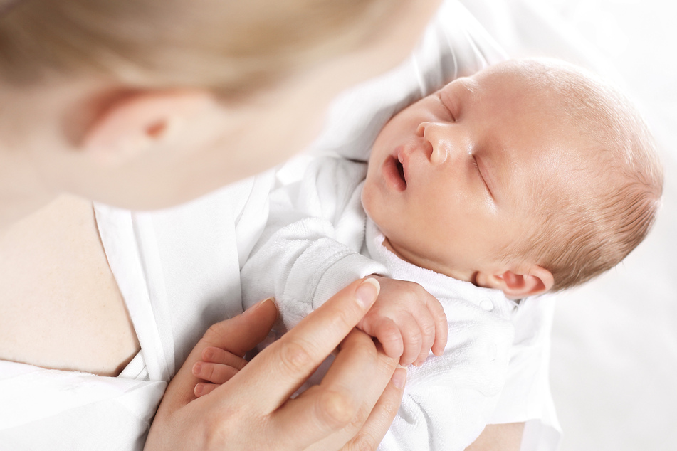 Baby notdürftig an Landstraße geboren: Mutter will aus gutem Grund nicht ins Krankenhaus